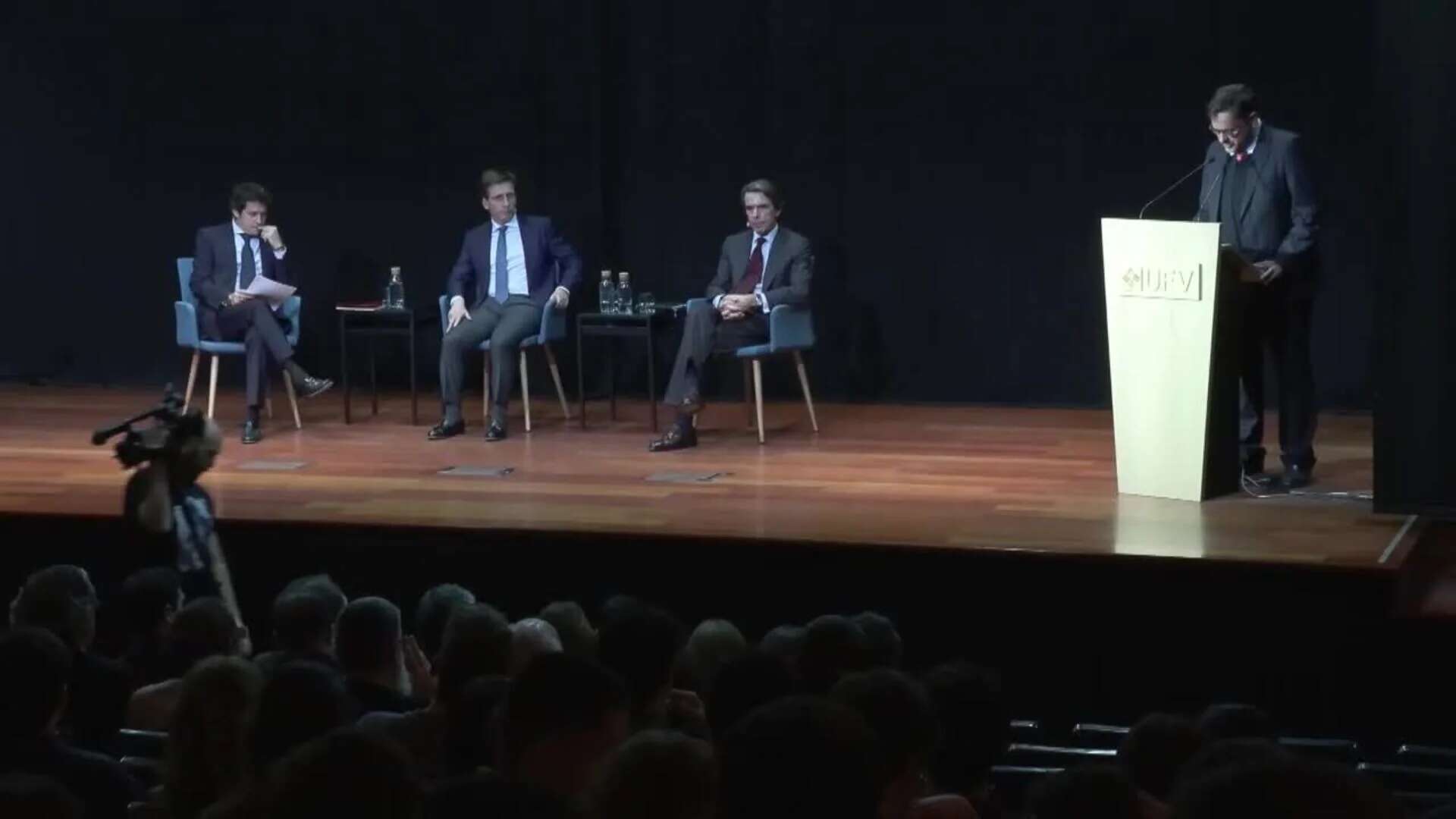 Aznar y Almeida dialogan sobre liderazgo en plena crisis por la dana