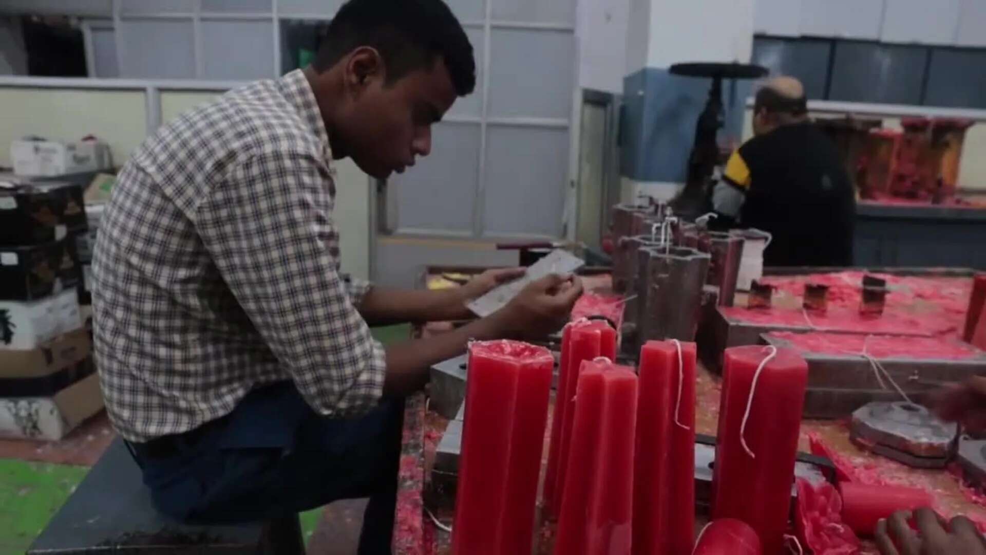 Personas con discapacidad visual elaboran velas artesanales para Diwali en Nueva Delhi