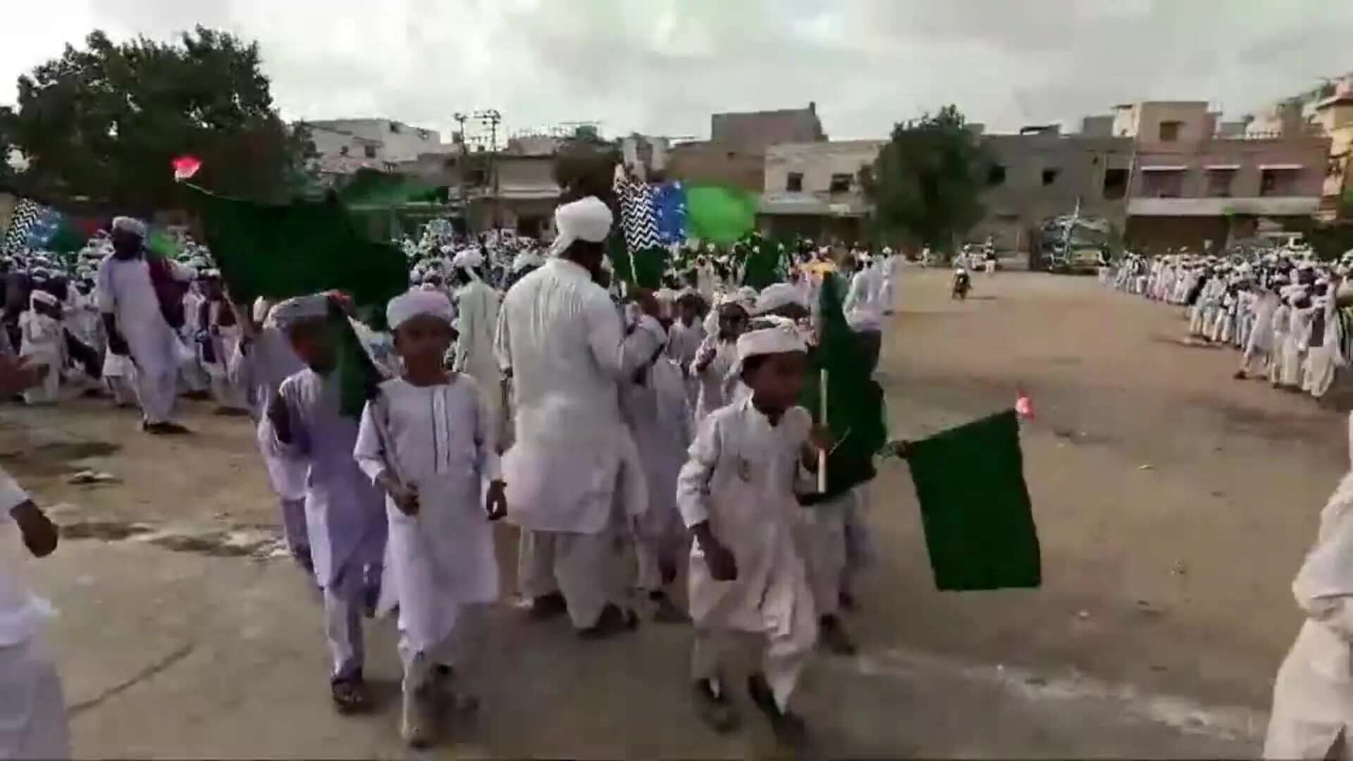 Niños musulmanes celebran el nacimiento del profeta Mahoma en Karachi