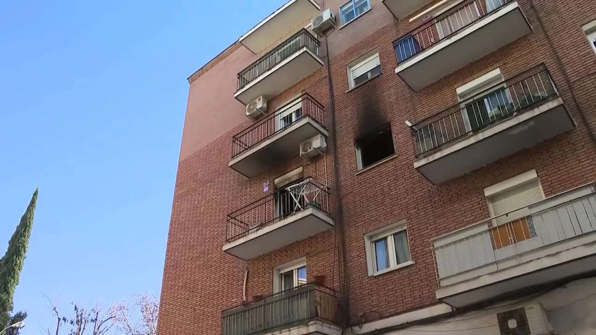 Una mujer mayor es trasladada al hospital La Paz tras un incendio en un edificio de Carabanchel