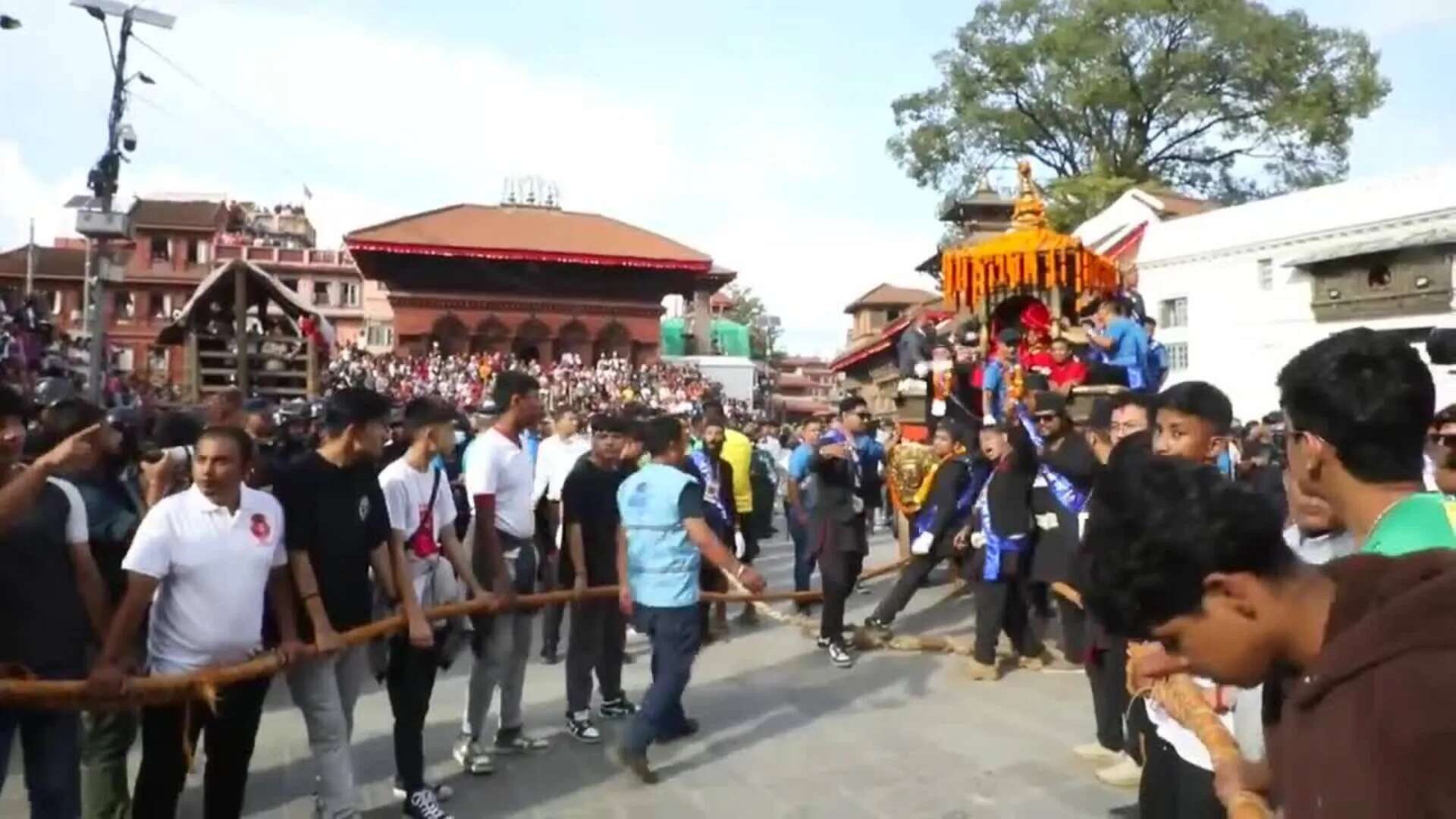 Nepalíes participan en una procesión durante el tercer día del festival Indra Jatra