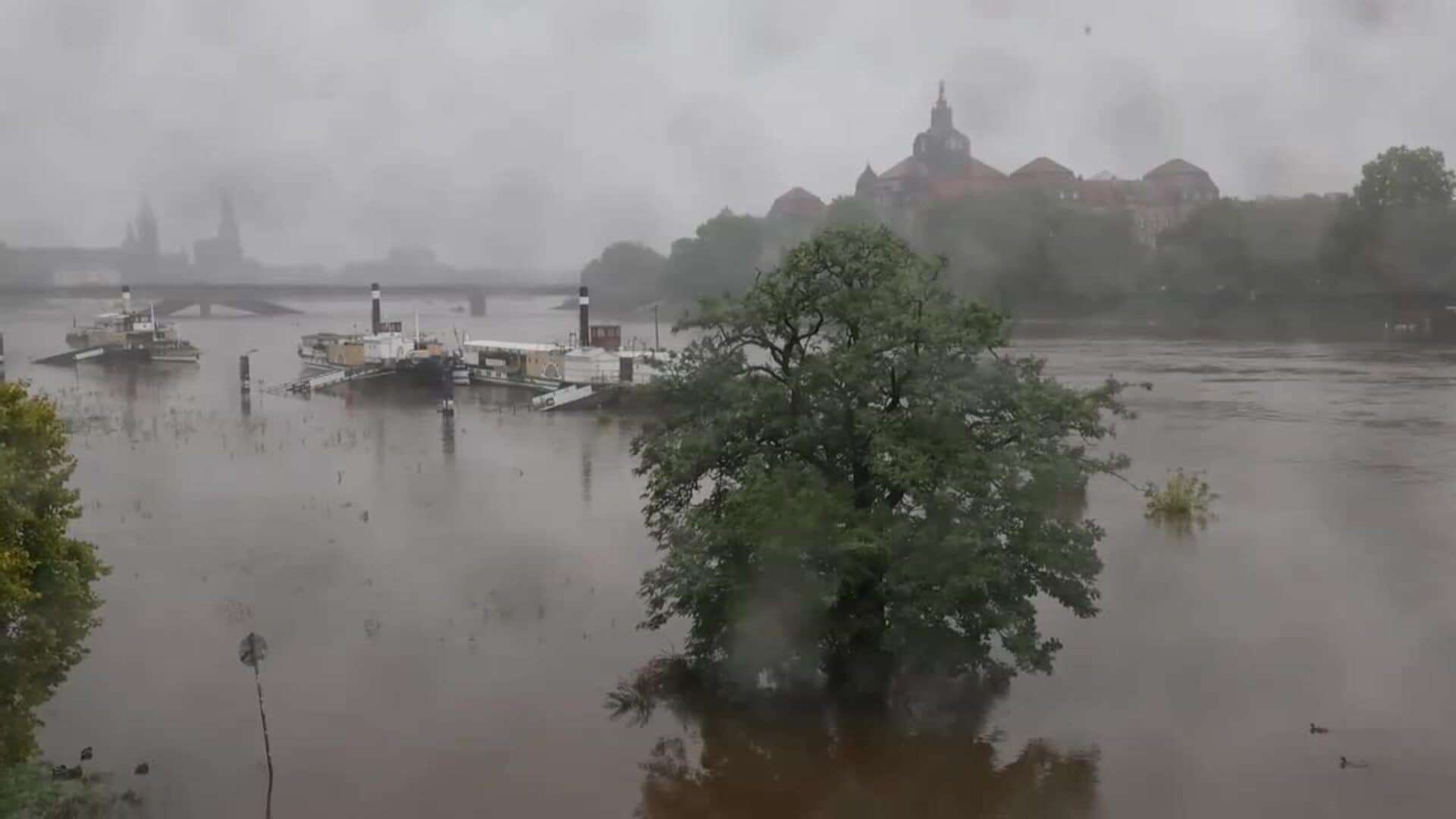 El río Elba alcanza casi seis metros de altura por encima de su nivel en Dresde