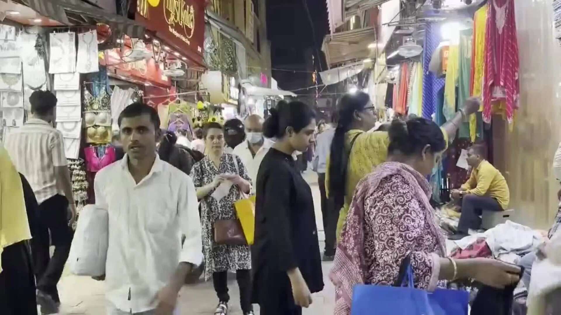 El festival de Diwali desata compras frenéticas en la India y genera caos en mercadillos