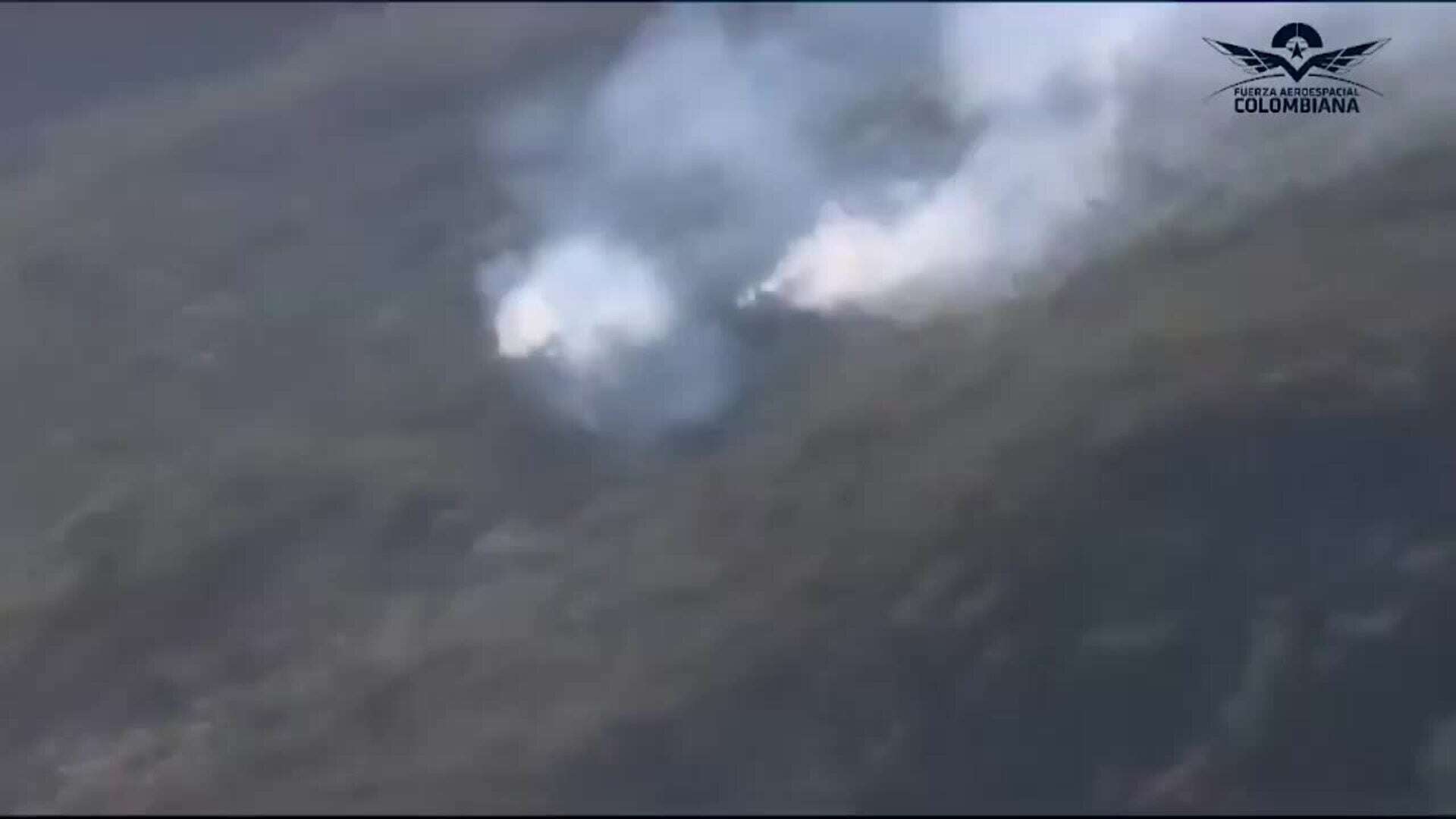 Bomberos y soldados colombianos luchan contra un incendio en el parque natural de Chingaza