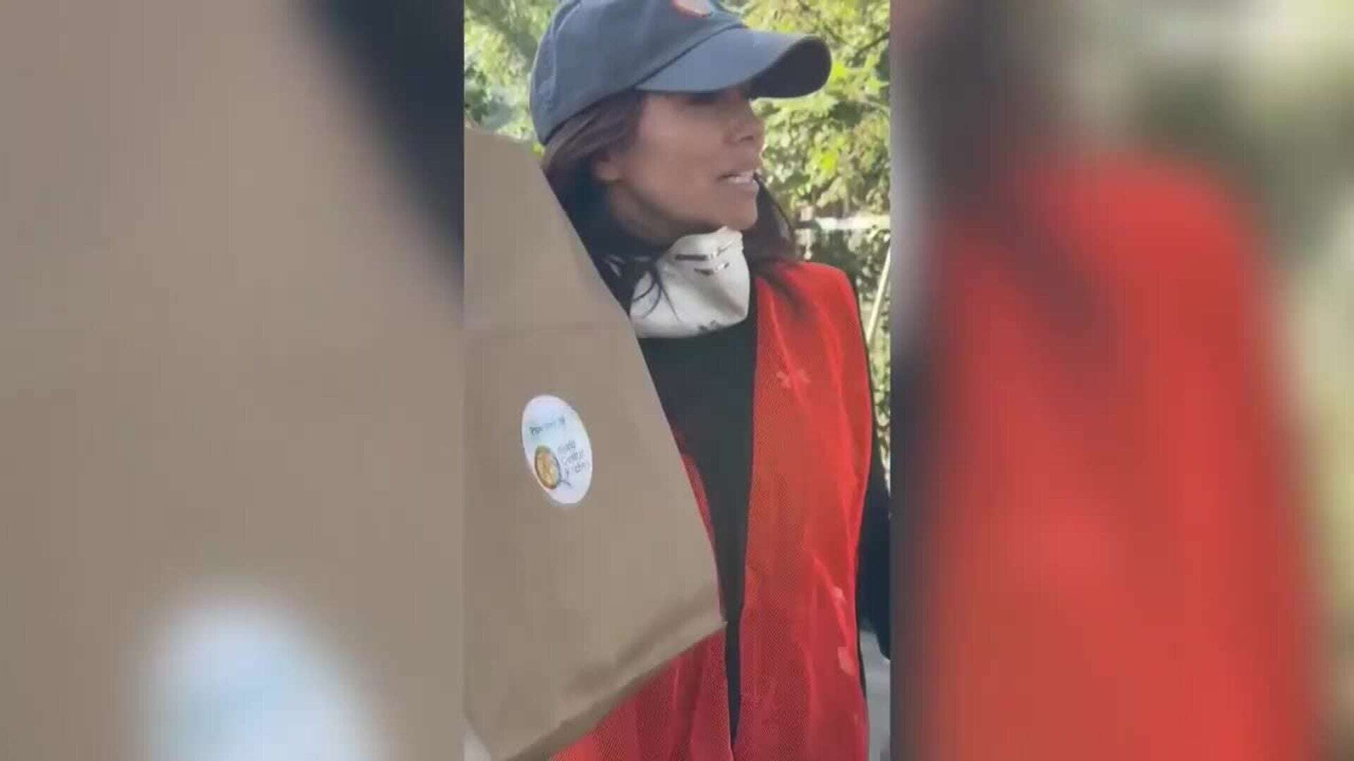 Eva Longoria se une a las cuadrillas de voluntarios latinos que ayudan en Los Ángeles