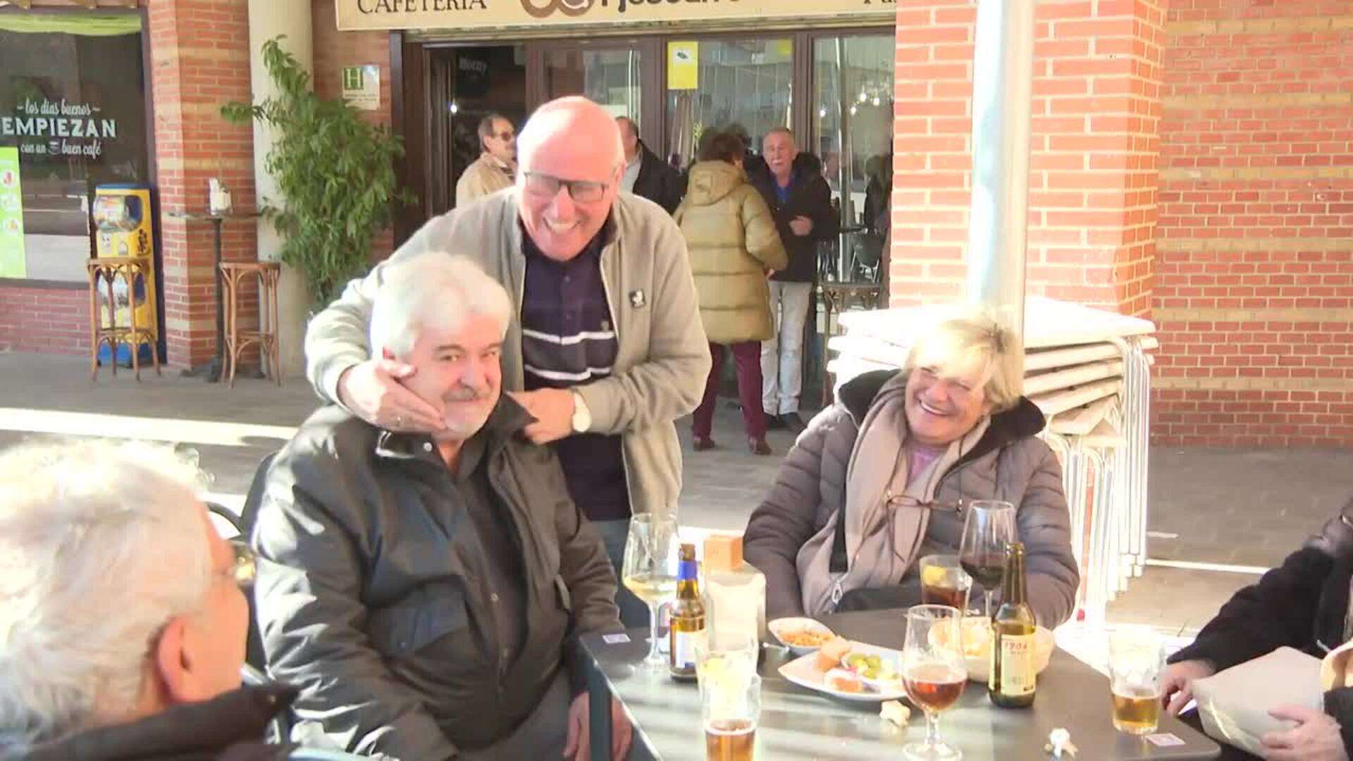 Multitud de ciudadanos disfrutan del ambiente festivo del aperitivo previo a Nochevieja