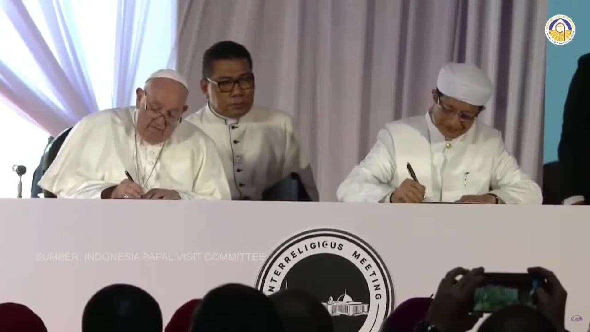 El papa firma declaración con imán de Istiqlal: 