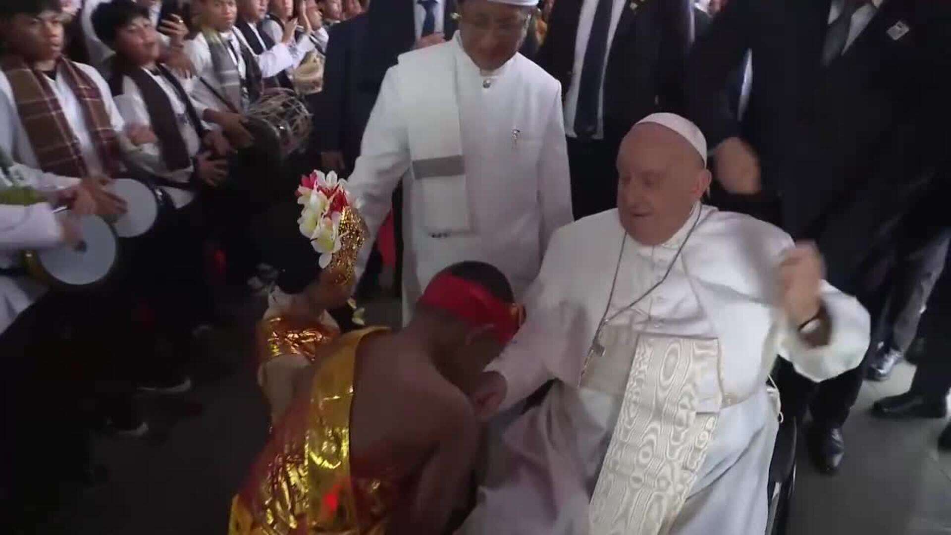 Informe a cámara: El papa se despide de Indonesia con un baño de masas y relanzando el diálogo con el islam