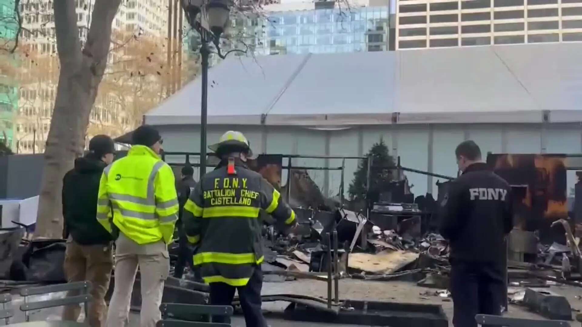 Bomberos logran controlar un incendio en un mercado navideño de Nueva York