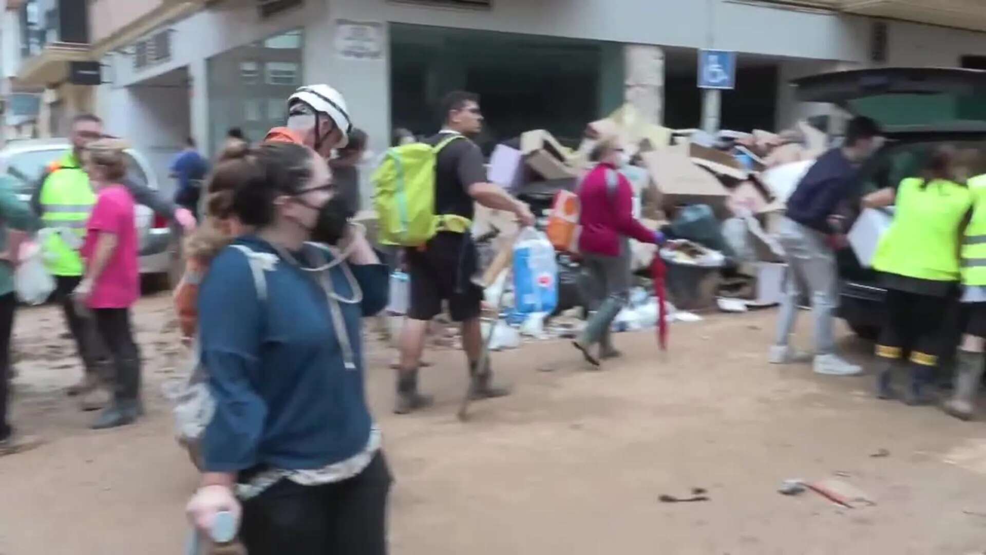 La Legión reparte agua en una Paiporta devastada que lucha contra el lodo