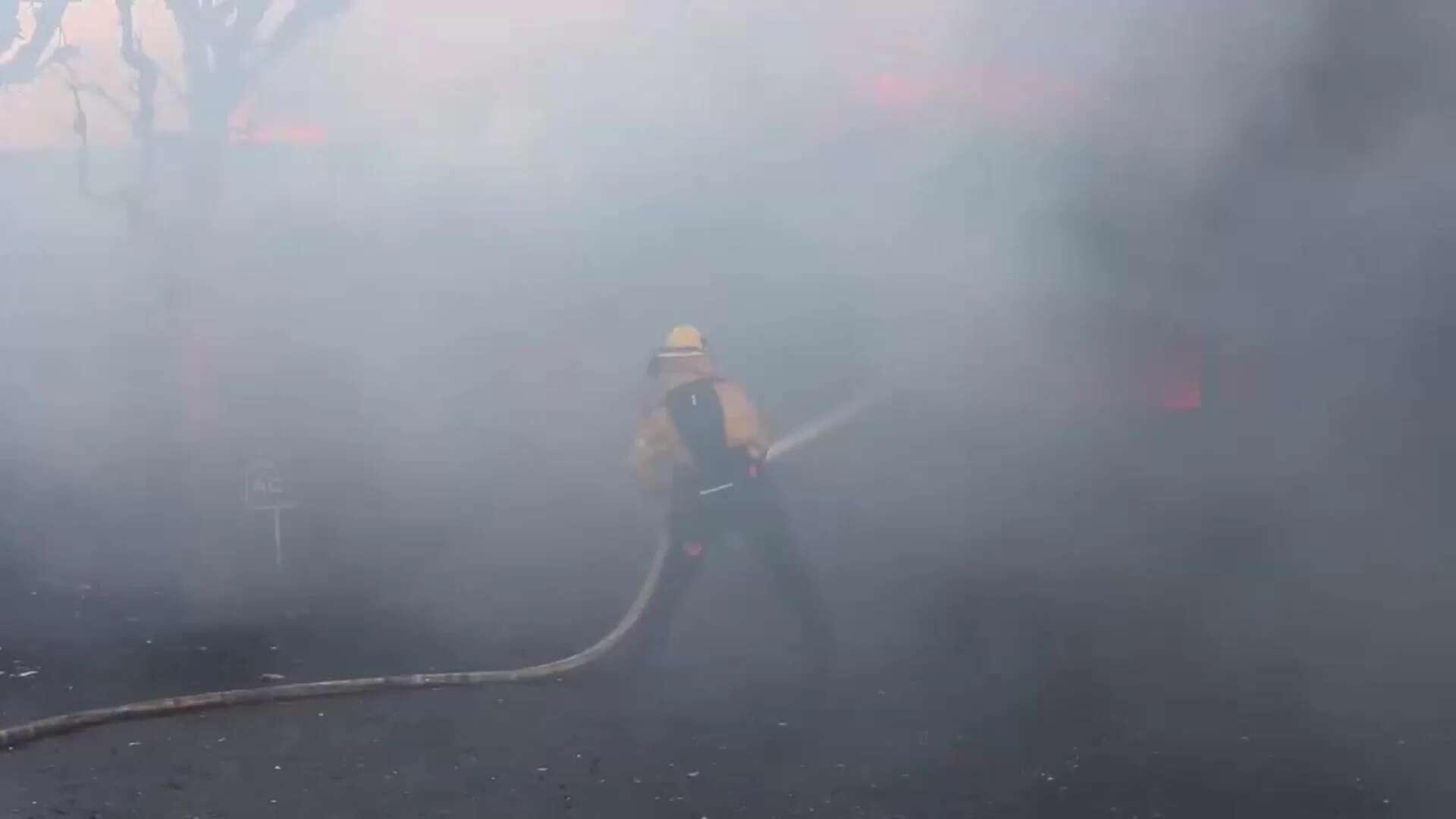 El incendio en Pacific Palisades avanza sin control y amenaza a unas 10 mil viviendas