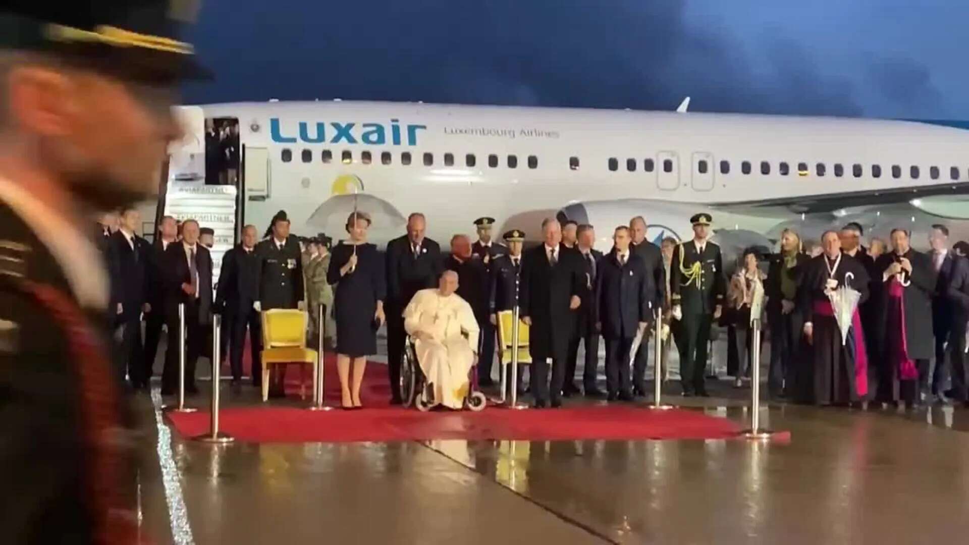 Los reyes de Bélgica reciben al papa bajo la lluvia y con fuerte viento