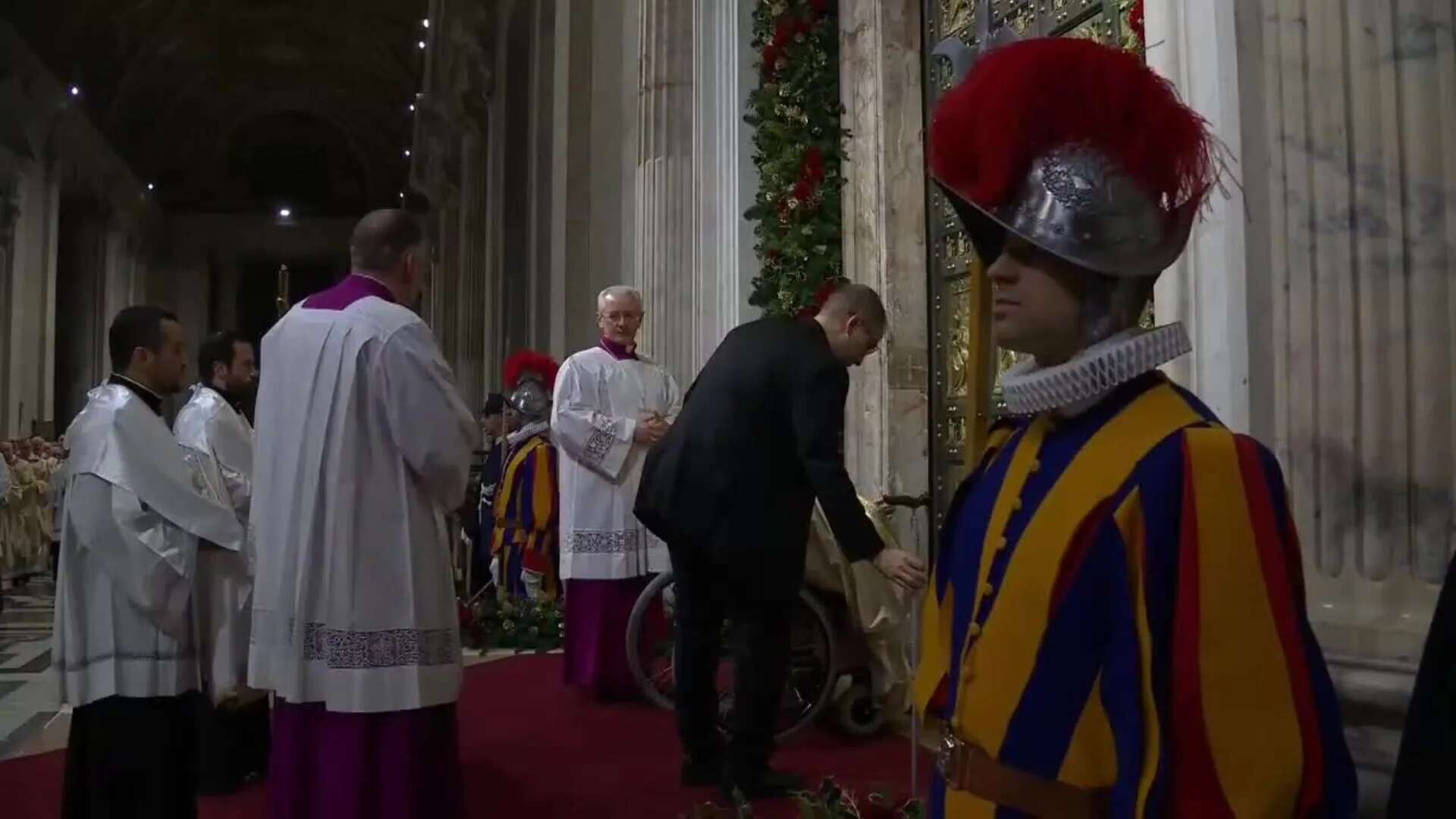 El papa abre la Puerta Santa de San Pedro y da inicio al Jubileo, que se celebra cada 25 años