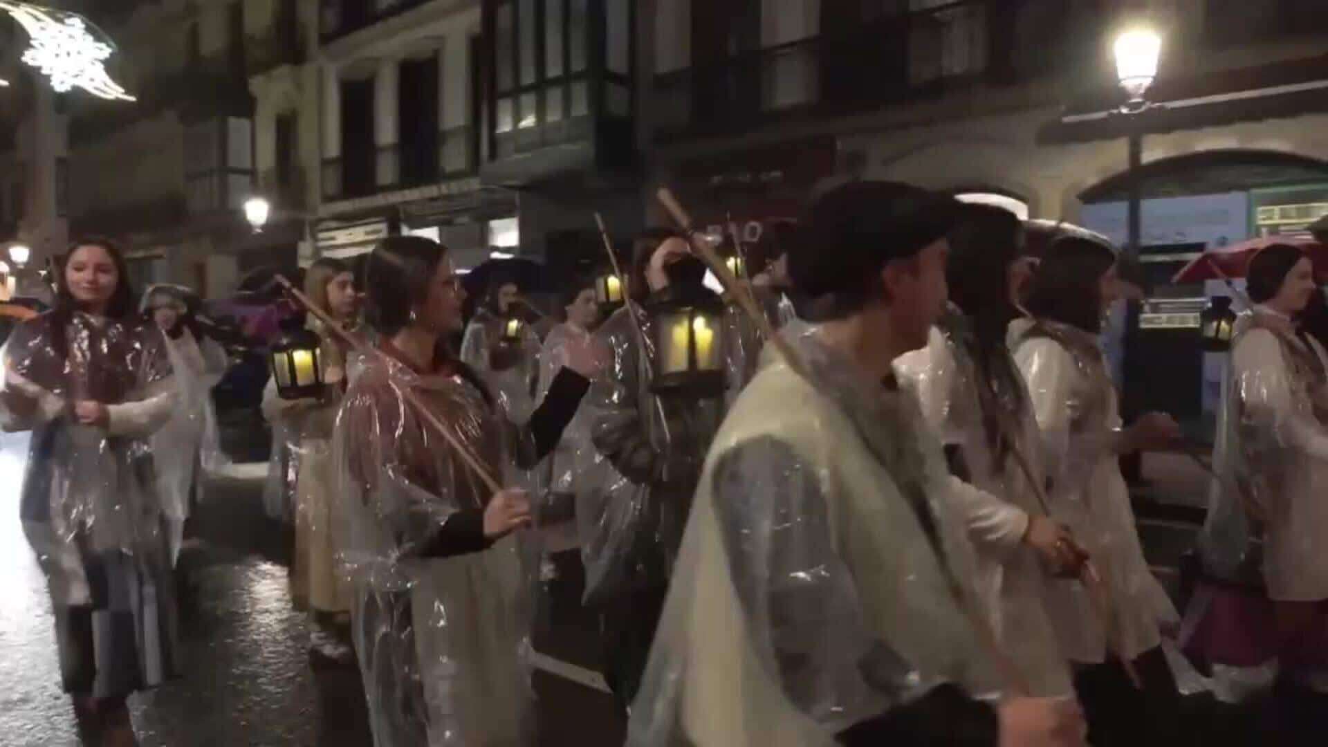 Los niños de San Sebastián reciben a Olentzero y Mari Domingi bajo la lluvia