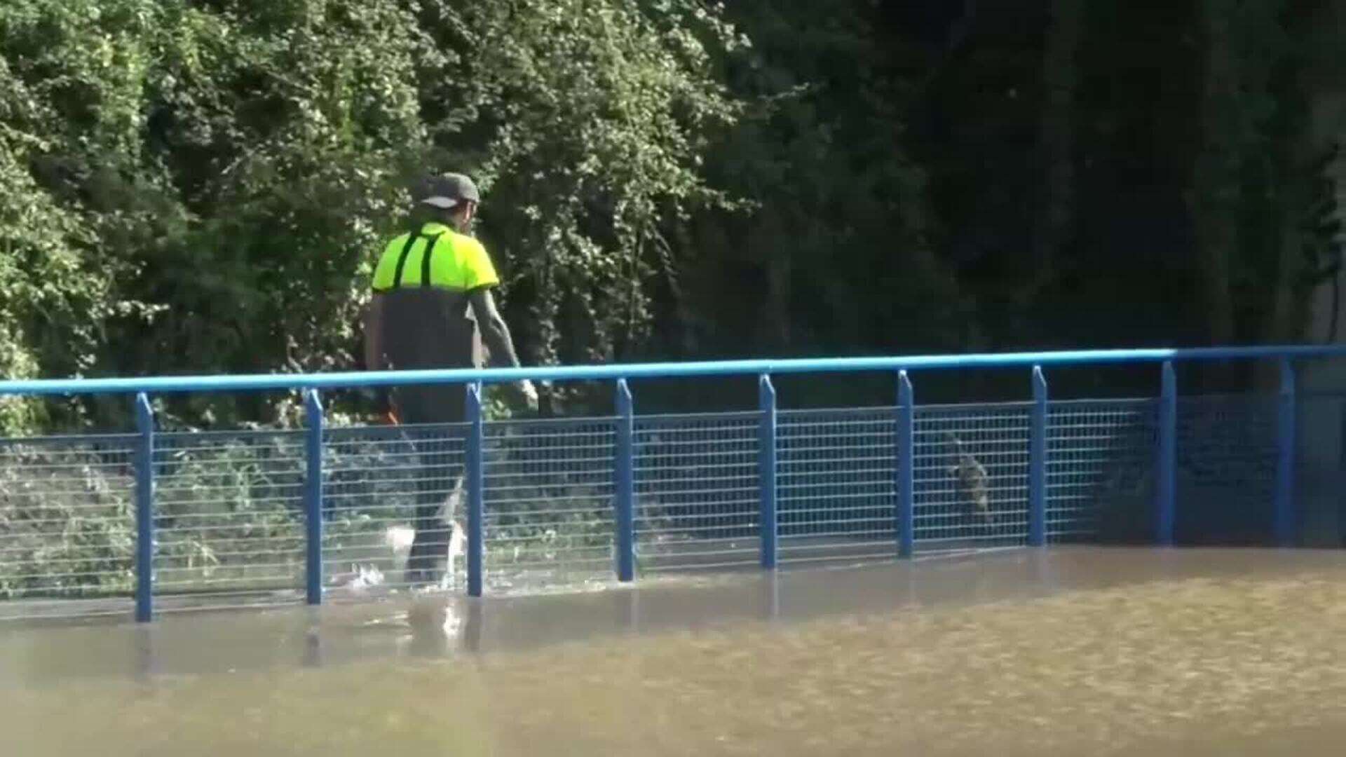 Inundaciones que evidencian un día tormentoso en una tarde en la que luce ya el sol