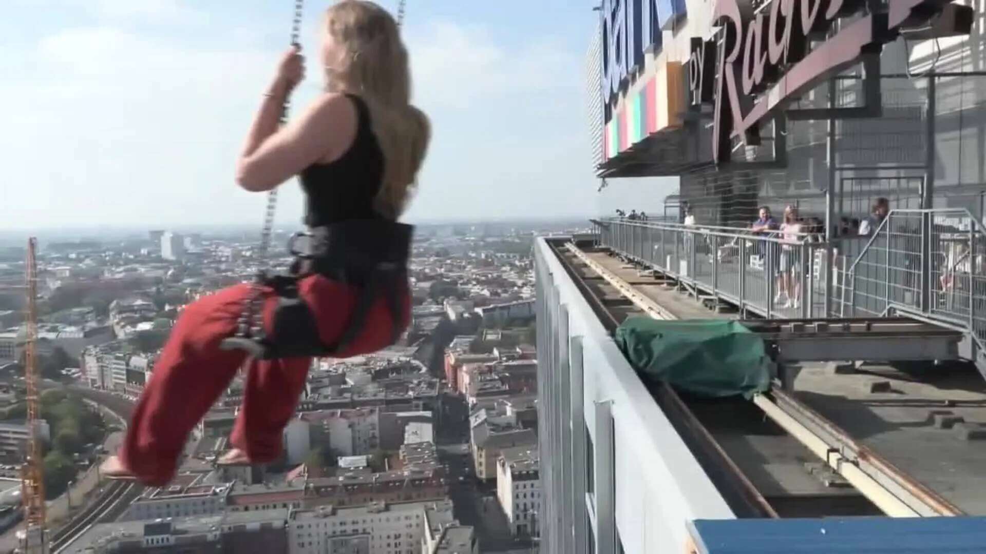 Un columpio a 120 metros de altura, la nueva atracción turística en el centro de Berlín