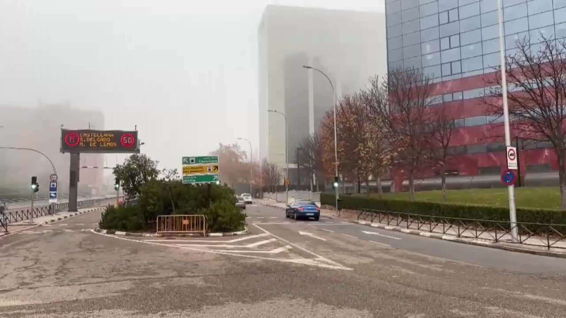 Madrid amanece bajo una densa capa de niebla