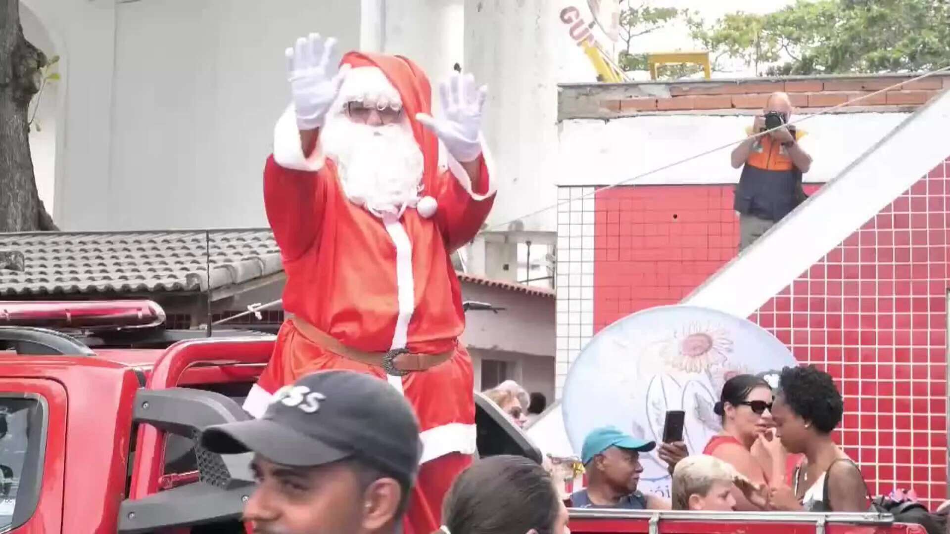 Papá Noel llega en moto acuática para alegrar a niños con discapacidad