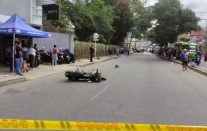 Motociclista es decapitado por cable luz que se desprendió por el paso de un tractocamión (Videos)