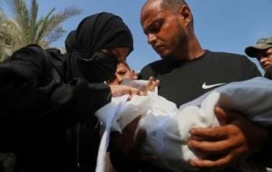 La última niña en morir de hambre en la Franja de Gaza pesaba menos que al nacer