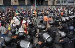 Policías evitan que la tercera manifestación contra la gentrificación llegara a embajada de EU