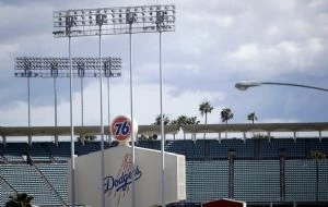 Expulsan a agentes de inmigración expulsados del estacionamiento del Estadio de los Dodgers