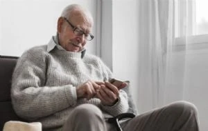 La soledad y la brecha tecnológica: Claves por las que aumentan las estafas a adultos mayores