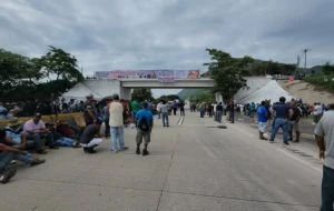 Colapsan la autopista del Sol y la carretera federal México-Acapulco