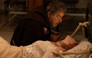 Al Pacino, como el padre Riesinger, en “Exorcismo. El ritual”