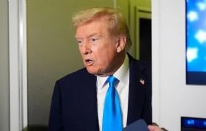 Trump amenaza a Canadá con gravamen adicional del 10% por no retirar comercial contra aranceles