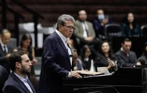Ricardo Monreal presenta iniciativa para regular suscripciones, membresías y servicios digitales