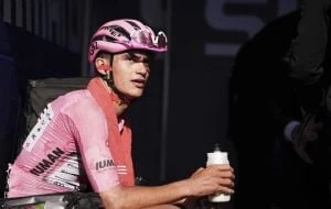 Isaac del Toro mantiene el liderato del Giro tras 16 etapas; la competición termina este domingo