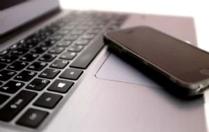 Así detectan los ladrones que dejaste tu celular y computadora en el auto (VIDEO)