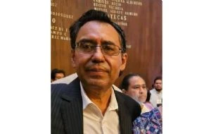 Policías le aseguran tres vehículos a comunicador de Cadereyta; denuncia que es 