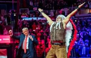 Así bailó Trump con Village People al ritmo de YMCA (Video)