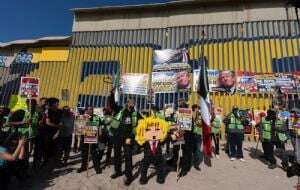 Golpean piñata de Donald Trump durante protesta de migrantes en Tijuana (Video)