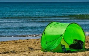 Cierran el hotel Camarena en Acapulco; turistas no podrán acampar en la playa