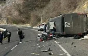 Autobús del cantante Memo Garza, exvocalista de La Adictiva, se vuelca en la Durango-Mazatlán
