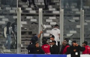 Dos hinchas mueren asfixiados antes de partido de la Copa Libertadores en Chile