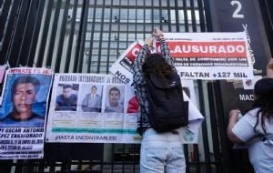 Familiares de desaparecidos “clausuran” el Senado, “una institución que no sirve”