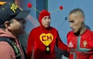 Policía de Perú captura a seis narcomenudistas disfrazado del Chapulín Colorado (Video)