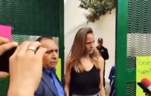 Juez ordena a “Lady Racista” disculparse con policía y acatar las siguientes medidas