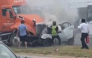 Auto pierde el control y se estrella de frente con un tráiler en Nuevo León (Video)