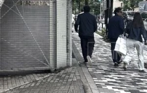 Revelan nuevas imágenes de Andrés Manuel López Beltrán “Andy” saliendo de Prada en Tokio