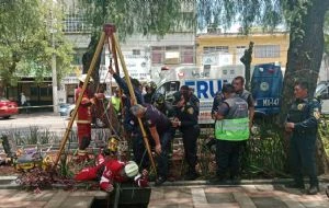 Una mujer cae a un socavón mientras caminaba en la Gustavo A. Madero