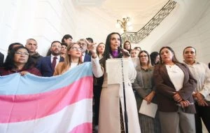 Morena rompe sesión por polémica en disculpa pública de América Rangel a activista trans