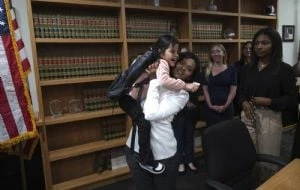 Acusan a gobierno de Trump revocó permiso humanitario a niña mexicana que recibe atención médica