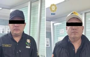 Detienen a dos hombres en el Zócalo de la CDMX por transportar un mono, un caimán y una serpiente