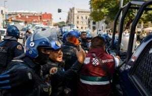 Ambulantes y policías se enfrentan por operativo para retirar puestos semifijos no autorizados (Video)