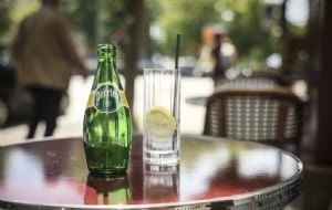 Gobierno francés encubrió tratamiento ilegal de agua de Nestlé, según un informe del Senado